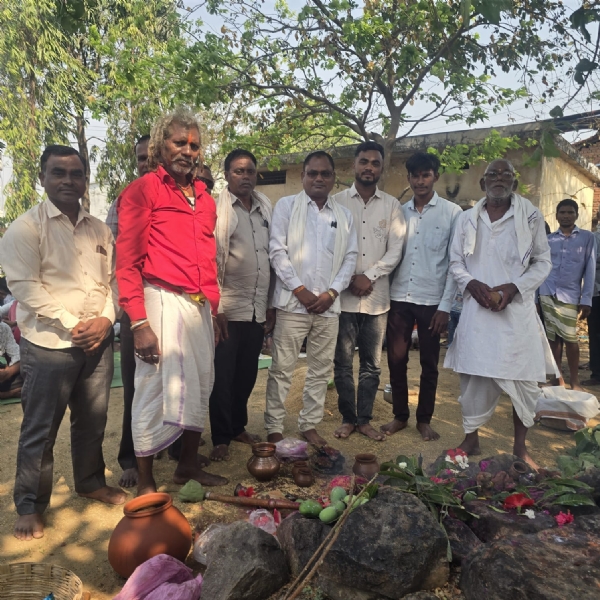 गांव में पूजा करते हुए ग्रामीण।