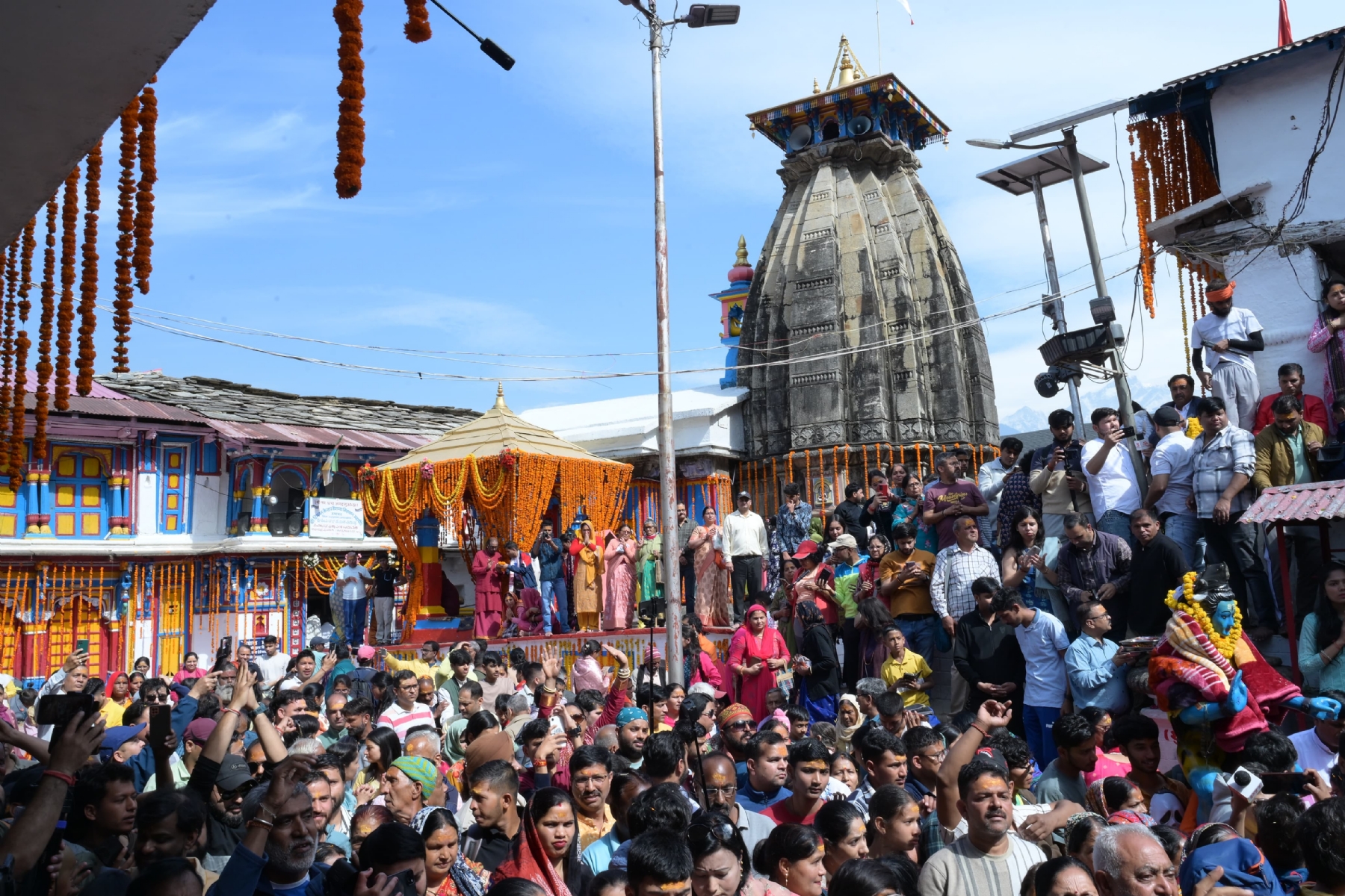 शीतकालीन गद्दीस्थल ओंकारेश्वर मंदिर में भक्तों की भीड़।