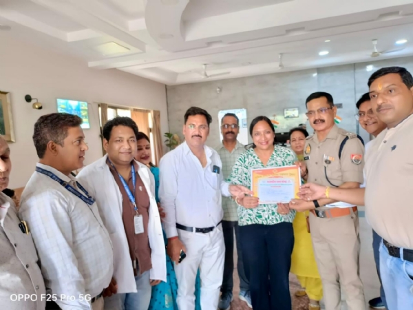 अखिल भारतीय कायस्थ महासभा ट्रस्ट ने लगाया ब्लड डोनेशन कैंप मैं रक्तदान करने वाली महिला को प्रमाण पत्र देते मुख्य अतिथि एसपी सिटी कुमार रणविजय सिंह।