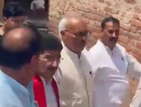 दिवंगत अधिवक्ता के घर जाते सपा नेता