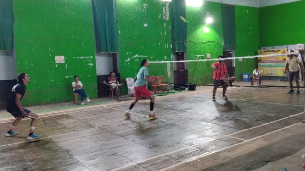 शहर के इंडोर स्टेडियम में आयोजित बैडमिंटन प्रतियोगिता में युगल मैच खेलते हुए खिलाड़ी।