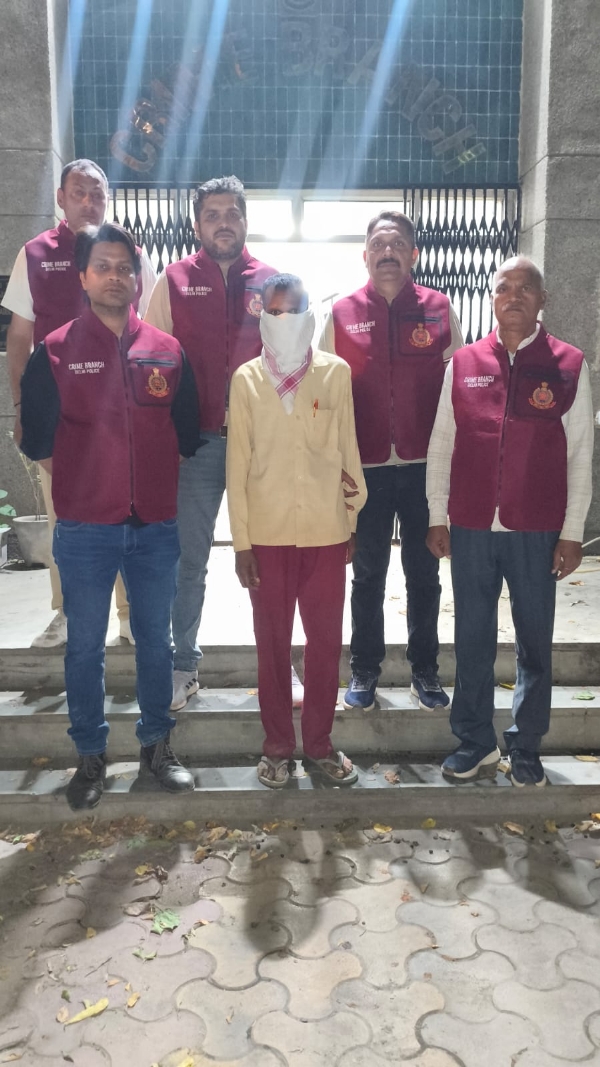 गैस सिलेंडरों की कालाबाजारी में पकड़े गए आरोपित की फोटो