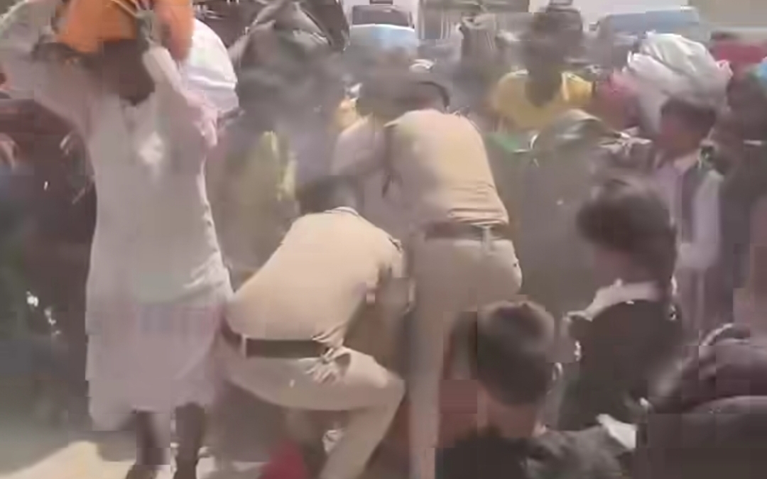 लंबी कतारों से परेशान यात्रियों ने कूदी बाउंड्री