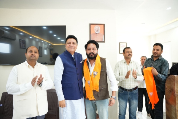 भाजपा में शामिल होने वालों का स्वागत करते हुए विधायक।