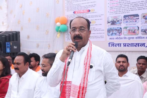 उप मुख्यमंत्री अरुण साव चारामा में मावा मोदोल लाइब्रेरी का लोकार्पण करते हुए