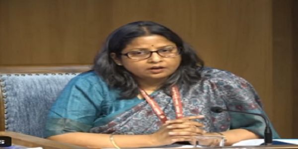 राष्ट्रीय मीडिया केंद्र, नई दिल्ली में अंतर-मंत्रालयी प्रेस ब्रीफिंग को संबोधित करते सुजाता शर्मा और अन्य