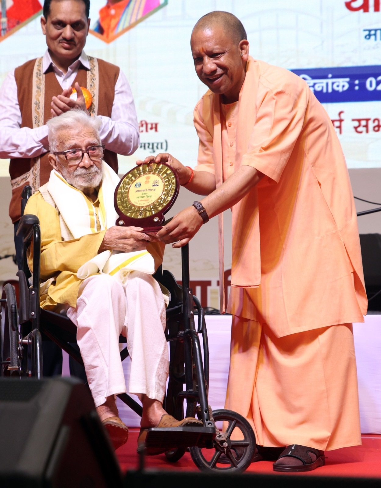 मुख्यमंत्री योगी ने पद्म पुरस्कार से सम्मानित विभूतियों और आकाशवाणी के वरिष्ठ लोक सेवा प्रसारकों को किया सम्मानित