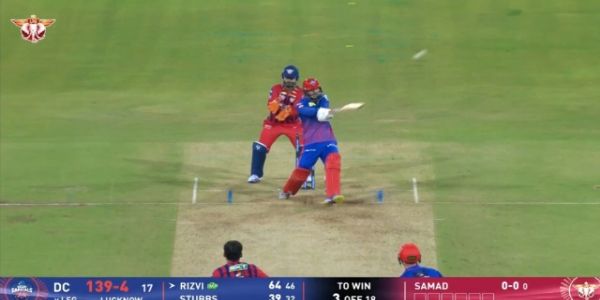 इकाना स्टेडियम में खेले गए आईपीएल मैच में छक्का जड़कर मैच अपने नाम करते दिल्ली कैपिटल्स के खिलाड़ी