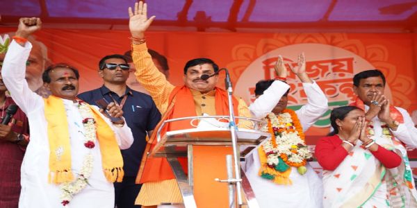 पश्चिम बंगाल के बांकुड़ा में चुनावी जनसभा को संबोधित कर रहे मध्य प्रदेश के मुख्यमंत्री डॉ मोहन यादव