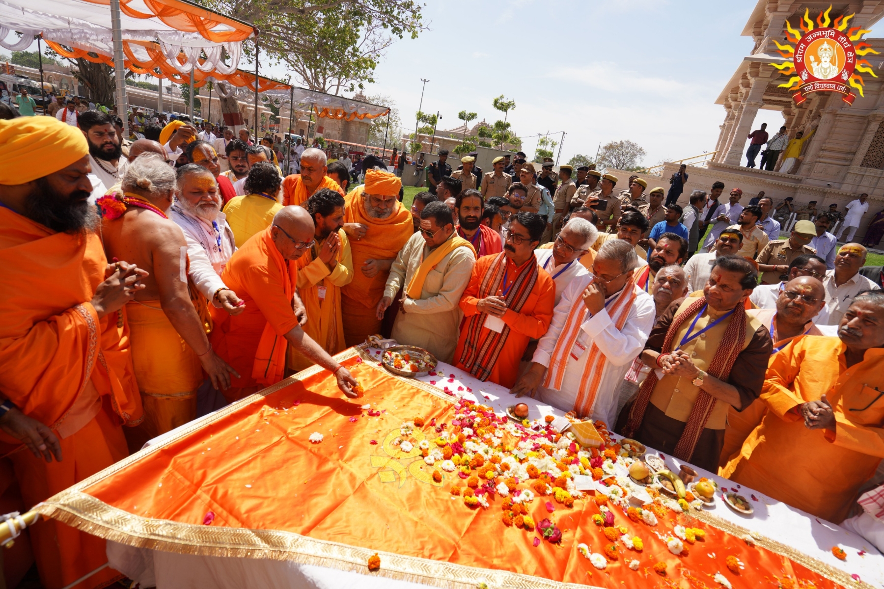 हनुमान मंदिर पर हुआ ध्वजारोहण
