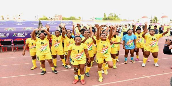 महिला फुटबॉल टीम जीत के बाद जश्न मनाते हुए