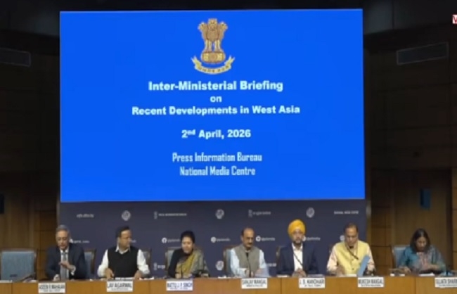 राष्ट्रीय मीडिया केंद्र, नई दिल्ली में अंतर-मंत्रालयी प्रेस ब्रीफिंग को संबोधित करते सुजाता शर्मा और अन्य