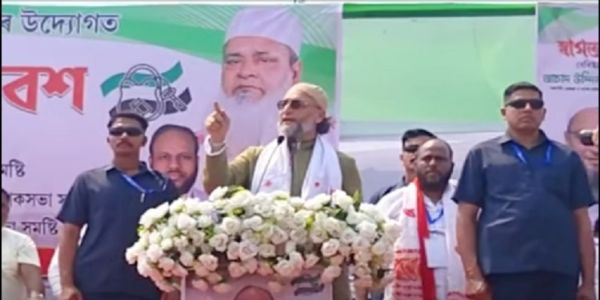 निचले असम में एआईयूडीएफ की ओर से आयोजित चुनावी सभा को संबोधित करते सांसद असदुद्दीन ओवैसी