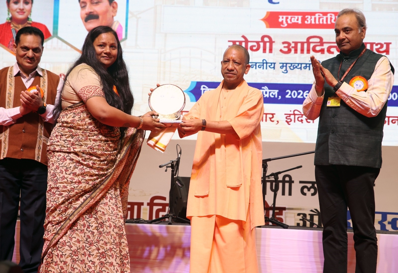 मुख्यमंत्री योगी ने पद्म पुरस्कार से सम्मानित विभूतियों और आकाशवाणी के वरिष्ठ लोक सेवा प्रसारकों को किया सम्मानित