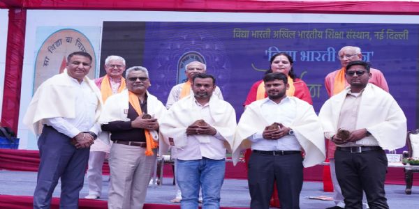 विद्या भारती अखिल भारतीय शिक्षा संस्थान के केंद्रीय कार्यालय में नव-निर्मित ‘विद्या भारती भवन’ के लोकार्पण के दौरान लोग मौजूद।