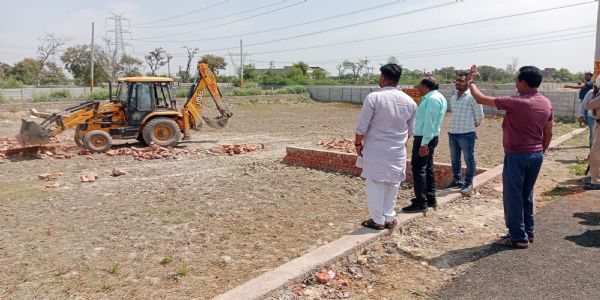 औरैया में अवैध प्लाटिंग ध्वस्त, पांच एकड़ भूमि पर प्रशासन ने की सख्त कार्रवाई