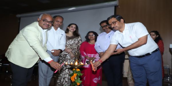 मोबाइल और इंटरनेट का अनियंत्रित उपयोग युवाओं के लिए बन रही गंभीर चुनाैती : डीएम