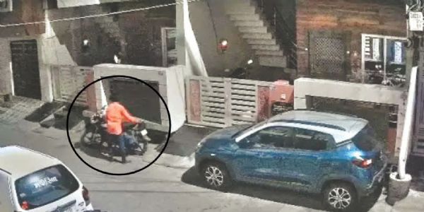 उज्जैनः घर के बाहर रखी बाइक चोरी, सीसीटीवी फुटेज में दिखाई दिया आरोपी