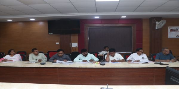 सूरजपुर : निर्माण कार्यों की समीक्षा बैठक में कलेक्टर सख्त, गुणवत्ता और समयसीमा पर दिया जोर