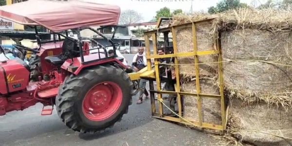 जबलपुरः घास से भरी ट्रैक्टर ट्राली पलटी, बाइक सवार दबा—हालत गंभीर