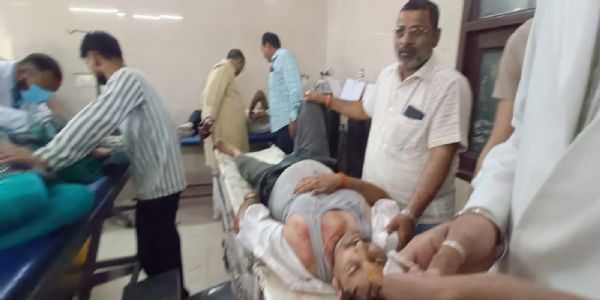 इमली का पेड़ गिरने से बड़ा हादसा, एक की मौत, पत्रकार घायल