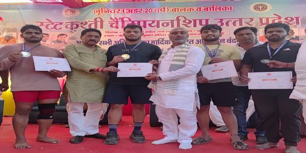 विजेता पहलवानों को पुरस्कार देते प्रतियोगिता के आयोजक