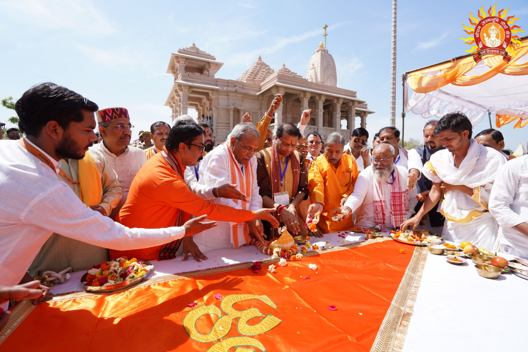 हनुमान मंदिर पर हुआ ध्वजारोहण