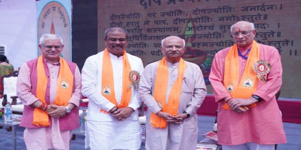 केंद्रीय शिक्षा मंत्री धर्मेंद्र प्रधान भवन उद्घाटन में।