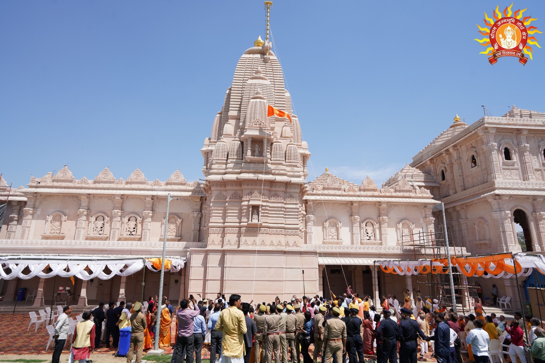हनुमान मंदिर पर हुआ ध्वजारोहण