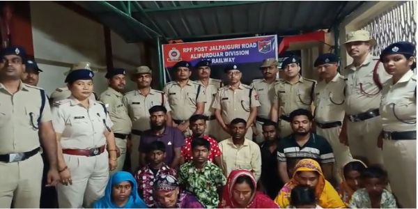 गिरफ्तार बांग्लादेशी के साथ आरपीएफ टीम 