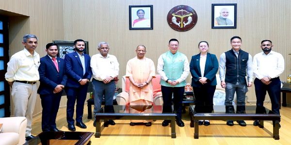 सिंगापुर के उच्चायुक्त से मिलते सीएम योगी