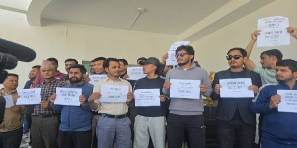 यूएमएल पार्टी के युवाओं द्वारा पार्टी मुख्यालय में प्रदर्शन