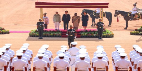 राष्ट्रपति भवन के अग्रभाग में आयोजित औपचारिक समारोह में राष्ट्रपति द्रौपदी मुर्मु और प्रधानमंत्री नरेंद्र मोदी ने भारत दौरे पर आए दक्षिण कोरिया के राष्ट्रपति ली जे-म्युंग का पारंपरिक तरीके से स्वागत किया