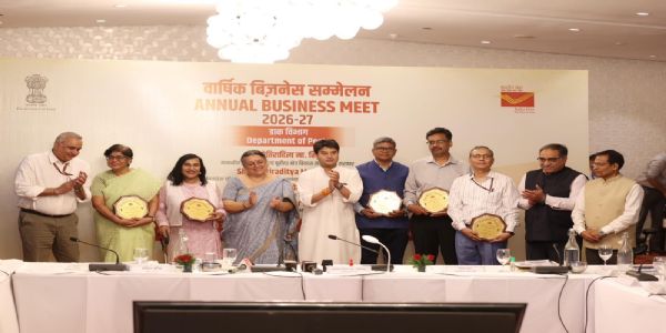 डाक विभाग की वार्षिक समीक्षा बैठक में केंद्रीय मंत्री ज्योतिरादित्य सिंधिया के साथ समूह फोटो खिंचवाते अधिकारी।