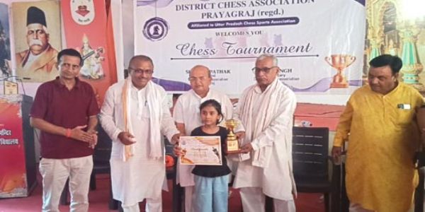 सम्मानित करते विजय उपाध्याय