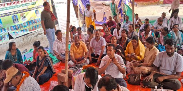 अनशन में शामिल हुए खूंटी के सहायक अध्यापक