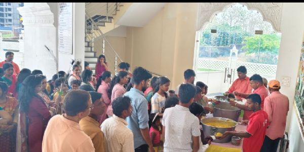 अक्षय तृतीया पर श्री राधा-कृष्ण प्रणामी मंदिर में भक्ति का माहौल, श्रद्धालुओं के बीच प्रसाद वितरण