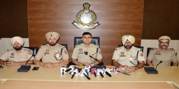 होशियारपुर पुलिस ने 9.9 किलो हेरोइन, दो पिस्तौलें बरामद कीं, चार गिरफ्तार