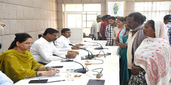 बलरामपुर : जनदर्शन में कलेक्टर ने सुनी आमजनों की समस्याएं