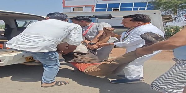 अशोनगरः विधायक हरिबाबू राय की संवेदनशीलता, अपने हाथों उठाकर घायलों को पहुंचाया अस्पताल