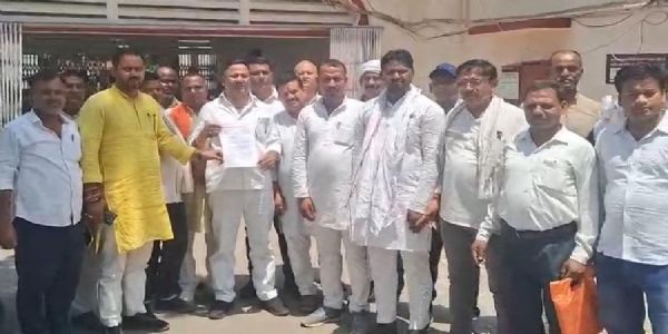 यूपी के देवरिया जिले में पंचायत चुनाव समय से कराने की मांग