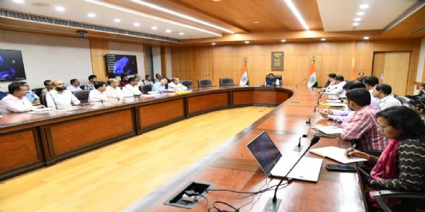 भारी वर्षा के बाद मुख्य सचिव ने की गुवाहाटी में बाढ़ के हालात की समीक्षा