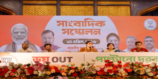 पश्चिम बंगाल में न्यायिक अधिकारी सुरक्षित नहीं तो निवेशक खुद को सुरक्षित कैसे मानेंगे : स्मृति ईरानी