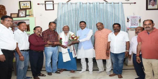 कड़िया मुंडा हुए 91 के, शुभकामनाओं का लगा तांता