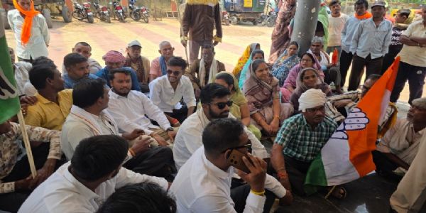 कांग्रेस ने दुर्व्यवहार का आरोप लगाते हुए विराेध-प्रदर्शन कर कलेक्टर को सौपा ज्ञापन