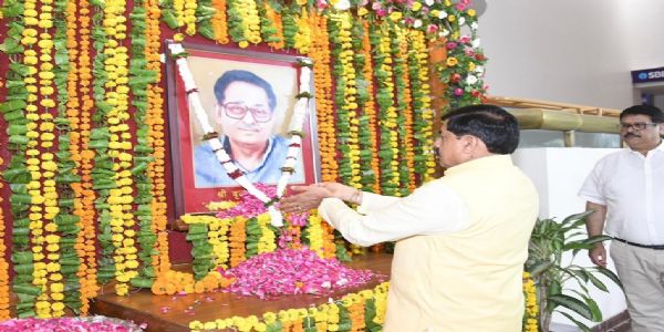 मुख्यमंत्री डॉ. यादव ने पूर्व विधानसभा अध्यक्ष बृजमोहन मिश्रा की जयंती पर पुष्पांजलि अर्पित की