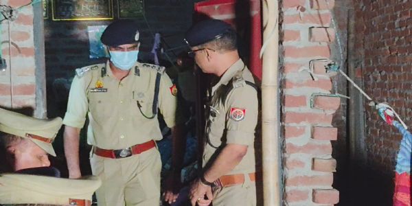 मुरादाबाद : दंपति की चाकू से गोदकर हत्या, हत्यारोपित पड़ाेसी फरार