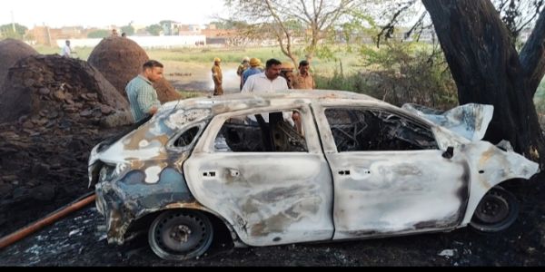 बाइक को बचाने में पेड़ से टकराई कार में लगी आग से जिंदा जला चालक, बाइक सवार की भी मौत