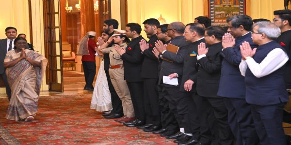 अच्छी सड़क और बेहतर रेल बनेगी विकसित भारत का आधार : राष्ट्रपति