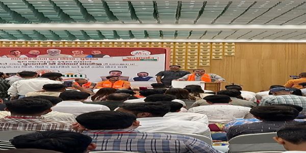 सूरत में ‘युवा चौपाल’ का आयोजन, युवाओं और इंफ्लुएंसर के साथ संवाद